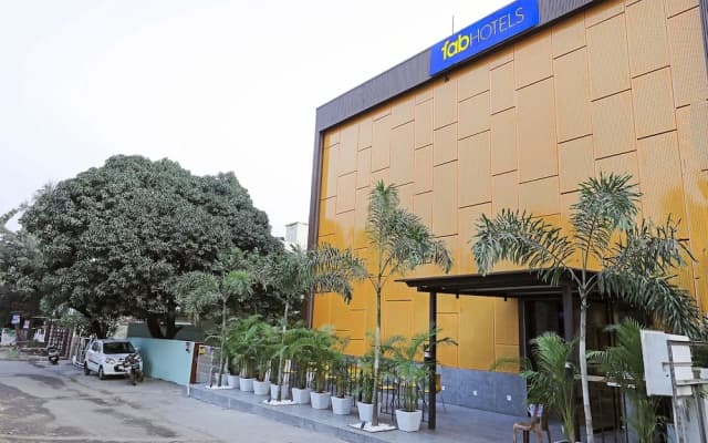 FabHotel Yellow Courtyard