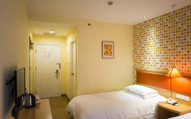 Home Inn Nanjing Jiangpu Longhua Road Metro Station
