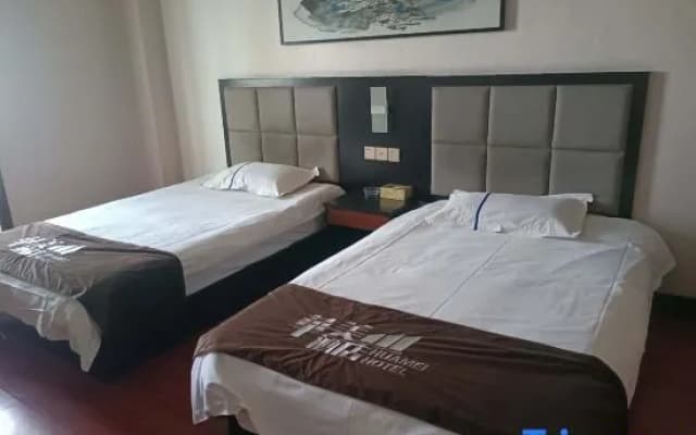 Xinzheng Black Panther Business Hotel (Golden Avenue Black Panther Logistics Park)