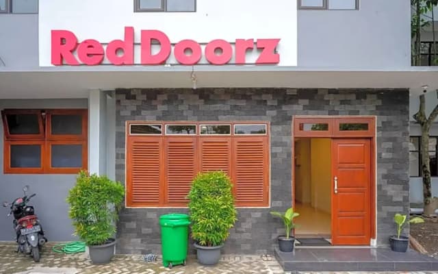 RedDoorz Plus near Jogja City Mall 5