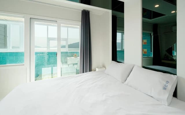 Geojae Wave Hotel and Pension