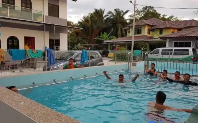 Mri Residence - Homestay in Sg Buloh with Swimming Pool - No Pork&Alcohol Allowed