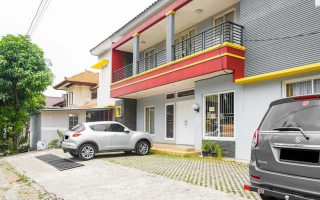 RedDoorz near Siloam Karawaci 3