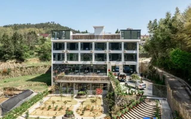 It's reported that you have a home stay on the rooftop