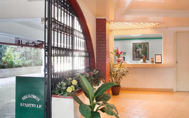 ZEN Rooms Broadway Court QC