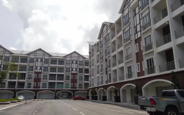 Golden Hill 1 Room Apt at Night Market