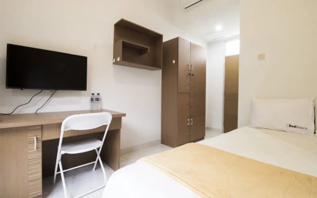 RedDoorz Plus near Lippo Karawaci
