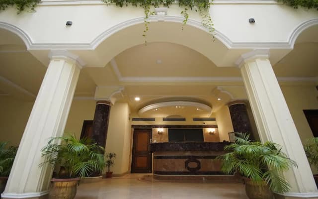 Hotel Arya - Unmarried Couples are not Allowed