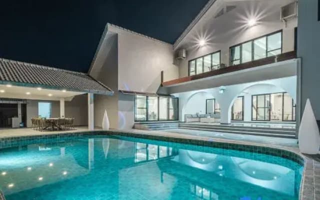 Pattaya Grand Villa 6 Bedroom 8 Bath (Private Pool, KTV, Sauna, Fitness Area)