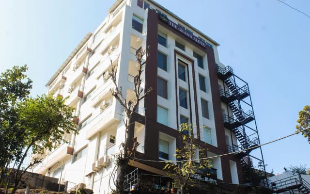Kamay The Grand Alova