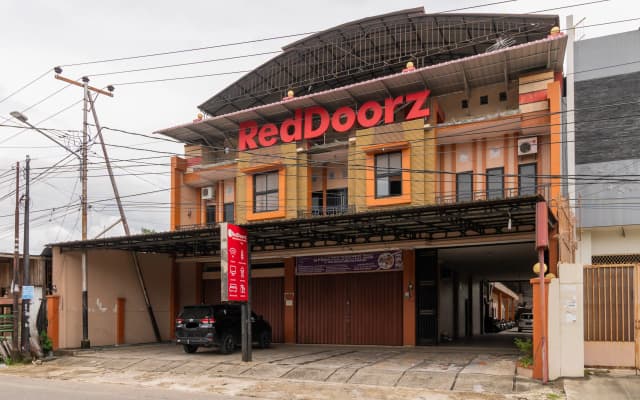 RedDoorz Syariah near Universitas Putra Indonesia Padang