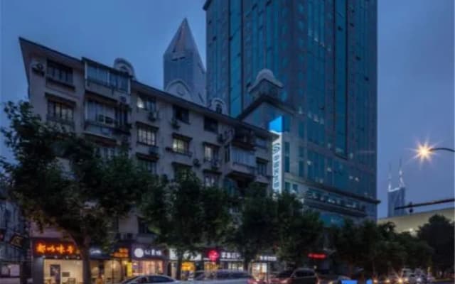 Iforest Hostel (The Bund, Dashijie Metro Station)