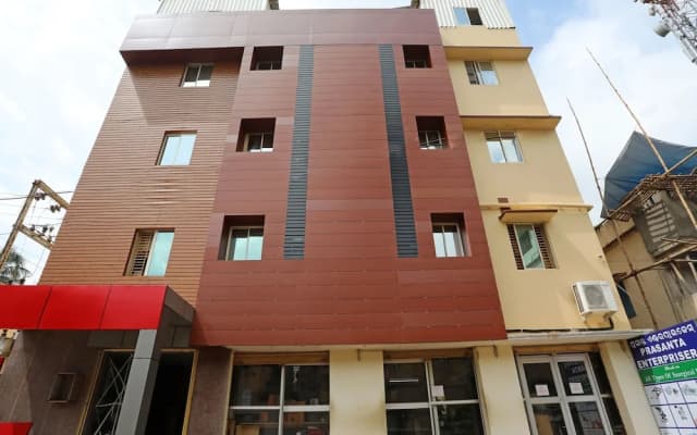 OYO 13528 Kumud Plaza
