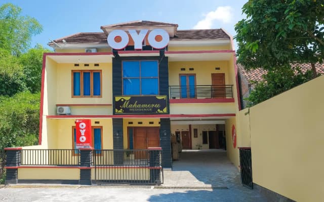 OYO 895 Mahameru Residence