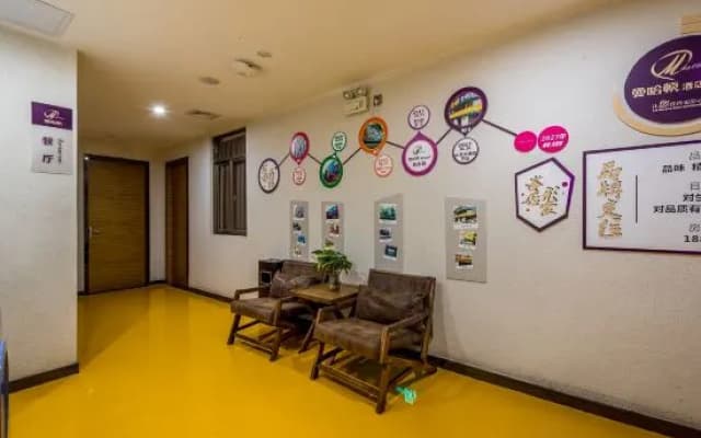 Platinum Apartment Hotel (Zhongshan Guzhen International Lighting Center)