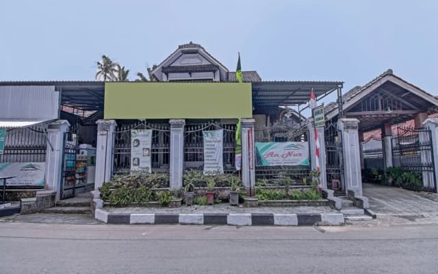 OYO 90543 An-nur Guest House Syariah
