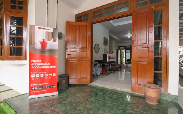 RedDoorz Syariah near Exit Toll Jatiwarna 2