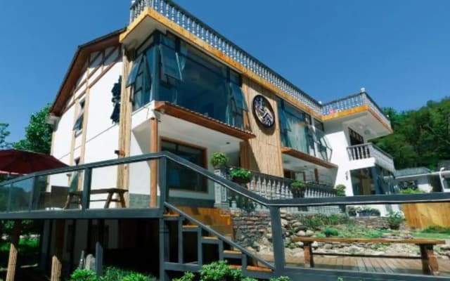 Qishe Hostel