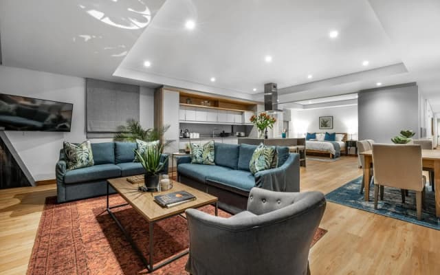 17 Marine, 2 Bedroom Sea-Facing Apt101