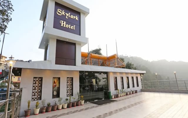 OYO 10076 Hotel Skylark