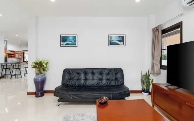 Poolside 3BR for Relaxed Stays V278