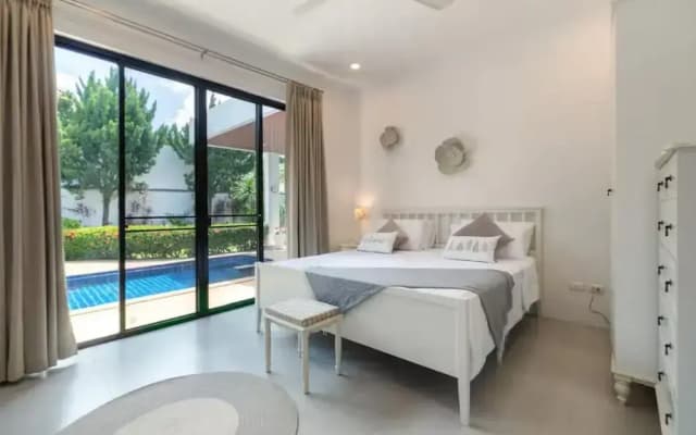 3BR Retreat Pool Garden Jacuzzi V187