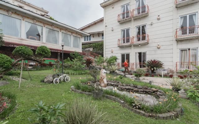 Urbanview Hotel Mon Bel Cibodas
