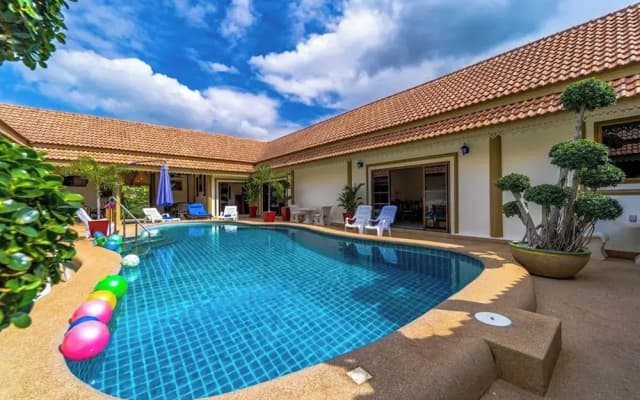 Siam Court Hotel And Resort