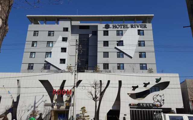 River Hotel