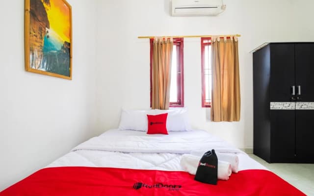 RedDoorz near Universitas Pamulang