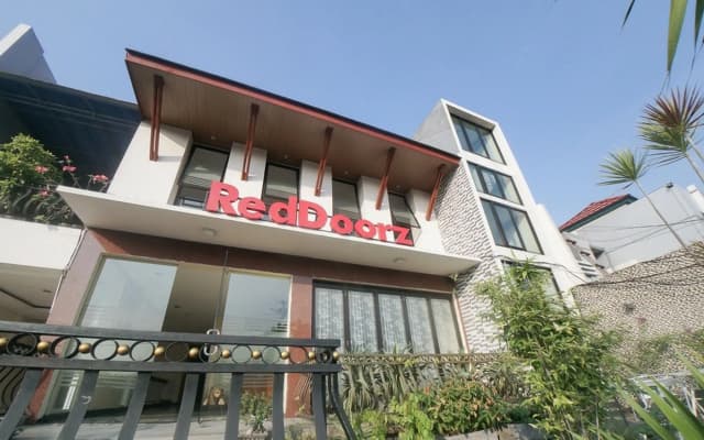 RedDoorz Plus near Green Pramuka Square Mall