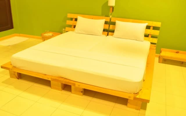 Yellow Rehendhi Inn