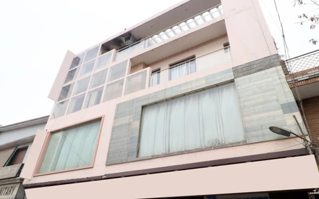 OYO 28122 Hotel C M Plaza