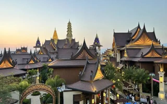 Huazhu Scenic View Boutique Stay (Mangshi Dai Ethnic Ancient Town Poshui Plaza)