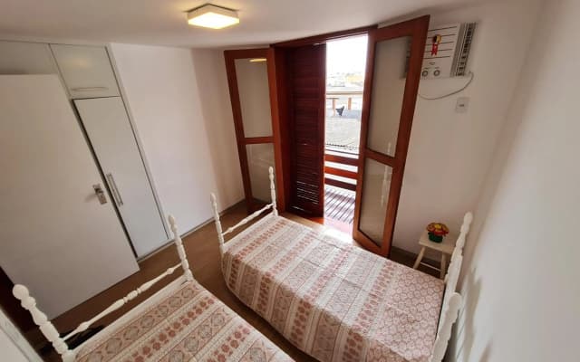 Casa Super Agradável, 250 metros da praia da Areia Preta, cinco quartos com ar, wifi, garagem, completa