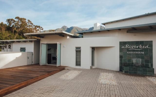 A Riverbed Guesthouse