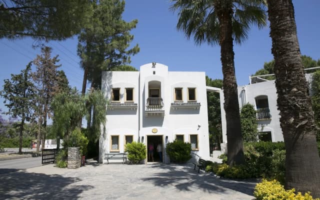 Bodrum Sea Side Beach Club Hotel