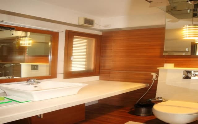 Stately Suites Golf Course Road