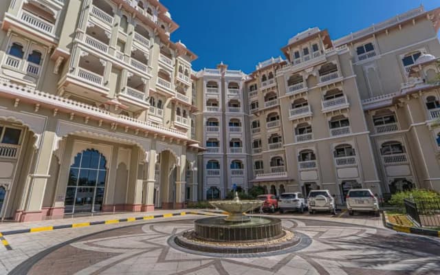 HiGuests - Luxurious 1BR in Palms with Private Beach Access