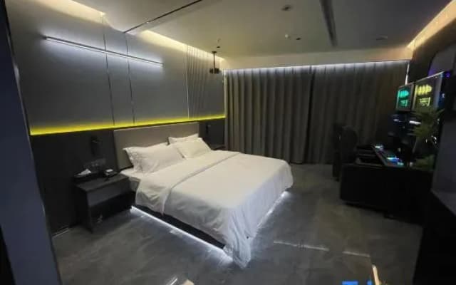 Subai Cloud Hotel (Wuhu Tuojia Happy Song Huashan Road Subway Station)