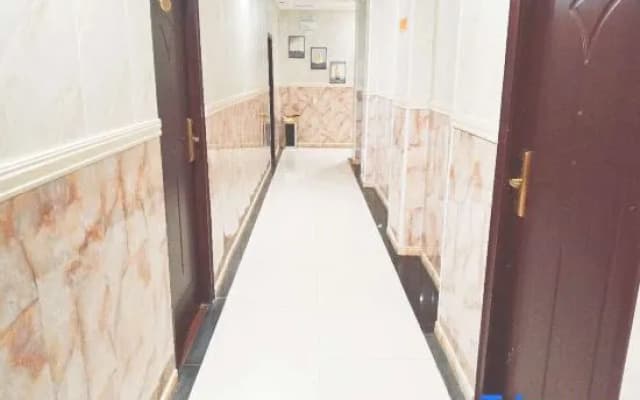 Yilong Lisheng Business Hotel