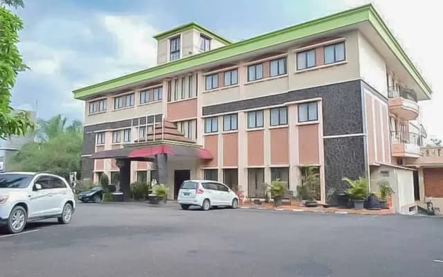 RedDoorz Premium @ Hotel Green Wattana Sentul