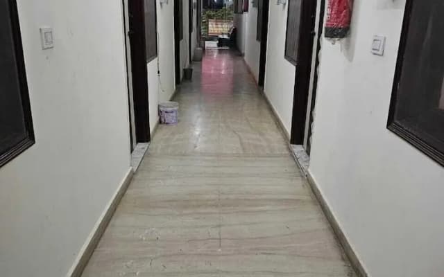 Roomshala 125 Hotel Maharaja