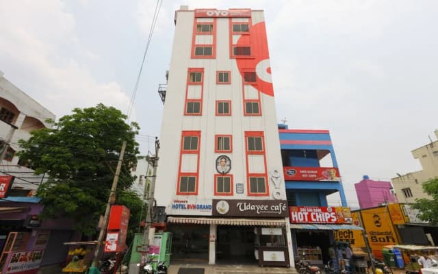 Oyo 6637 Hotel Bvn Grand
