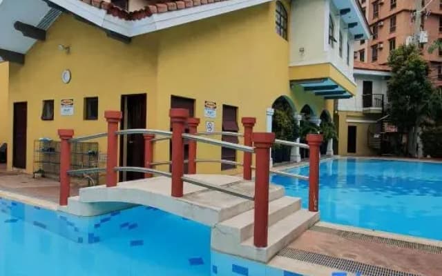Near Manila Airport. Lovely "HOTEL STYLE" Studio Condo, With Kitchenette + Swimming Pool, 7A