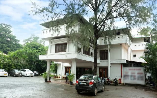 Oyo 15992 Central Hotel
