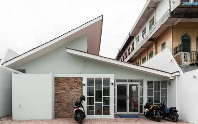 RedDoorz Plus near RS USU Medan 2