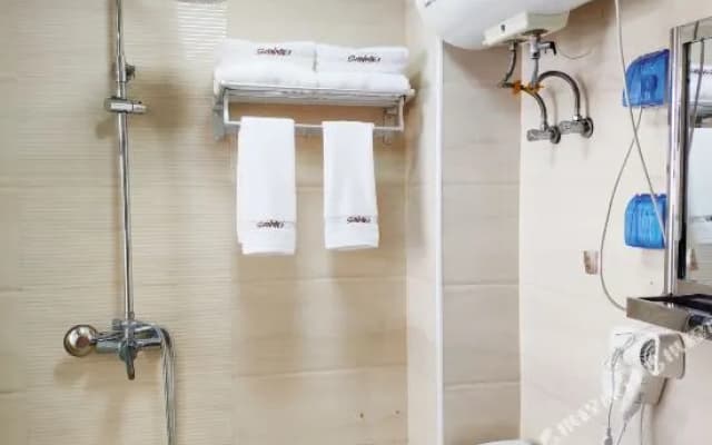 Junyi Chain Hotel (Laoting Fuqiang Street)