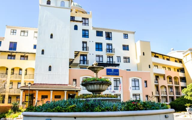 Island Club Hotel & Apartments