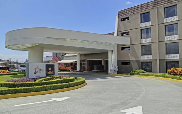 Irazu Hotel & Studios